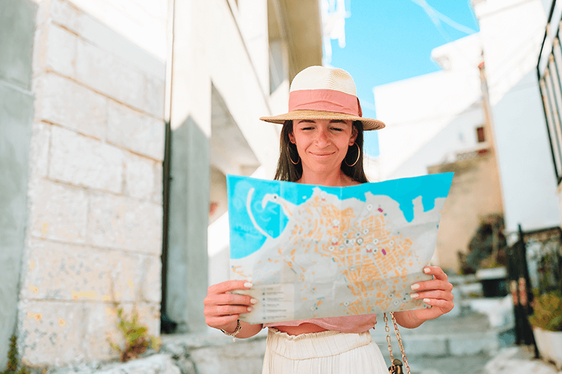 mujer con un mapa turístico